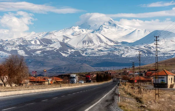 カセリのシンボルであるエルシー山は 山頂から決して失われない記憶と雪に刻まれた威厳を持つ山岳観光の重要なポイントの1つです — ストック写真