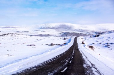 Kars, Erzurum karayolunu geçerken karlı dağlarda çarpıcı ve etkileyici bir manzara.
