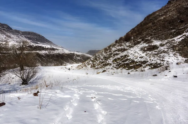 Kars yolu kışın karda kapanır.