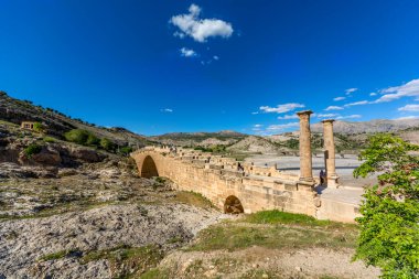 Cendere Köprüsü, Roma Köprüsü veya Septimius Severus Köprüsü olarak da bilinir. Eski Cabinas (Cendere) deresi üzerinde yer almaktadır. Köprü adını, çayın iki kenarının muhteşem bir kanyondan akmasını sağladığı için almıştır. Nemrut yolunda.