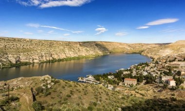 Halfeti, Sanliurfa ilinin bir ilçesidir. 855 yılında Asur Kralı Salmanassar tarafından yakalandığında Boksıçan olarak adlandırıldı. Yunanlılar bu ismi Urima 'ya değiştirerek verdiler..