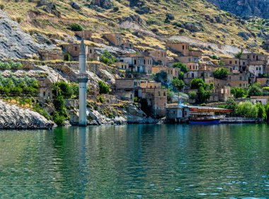 Halfeti, Sanliurfa ilinin bir ilçesidir. 855 yılında Asur Kralı Salmanassar tarafından yakalandığında Boksıçan olarak adlandırıldı. Yunanlılar bu ismi Urima 'ya değiştirerek verdiler..