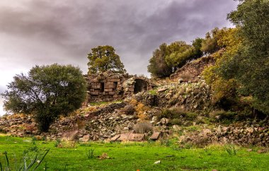 Manisa 'ya yaklaşık 49 km uzaklıkta bulunan ve Nemrut Kale olarak adlandırılan Aigai, Herodot' un bahsettiği Batı Anadolu 'daki 12 Aiol şehrinden biridir. Şehrin tarihi, kayalık bir tepenin üzerinde yer alıyor. 