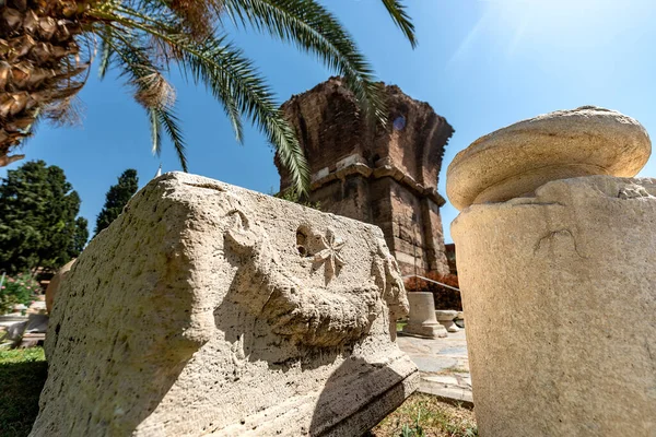 Havarilerden biri olan Ioannes adına inşa edilen St. Jean Kilisesi 'nin üç ayağı iyi durumdadır. Rıhtımların yüksekliği, kalınlığı ve kemerlerle olan bağlantıları muhteşem bir turnuva olduğu izlenimini veriyor.