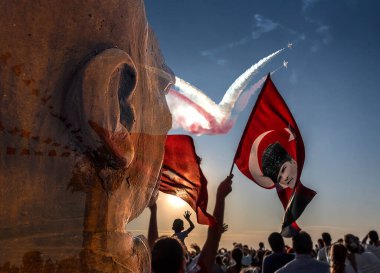 9 Eylül 2017, Alsancak, Türkiye, İzmir Türk yıldızlarının özgürleşme gününü gökyüzünde akrobasi yaparak kutluyorlar.