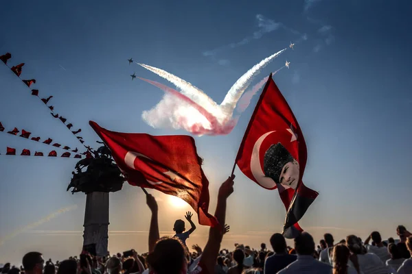 9 Eylül 2017, Alsancak, Türkiye, İzmir Türk yıldızlarının özgürleşme gününü gökyüzünde akrobasi yaparak kutluyorlar.