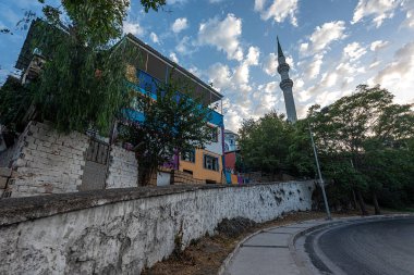 İzmir 'in kültür, sanat ve eğlence merkezi Konak, yerli ve yabancı turistler tarafından sıklıkla ziyaret ediliyor..