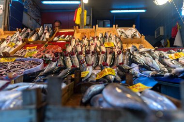 Kemeralti tarihi sinagog sokağı ve balık pazarı İzmir Türkiye