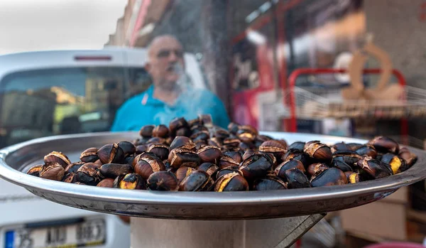 Kemeralt pazarında kestane satıcısı