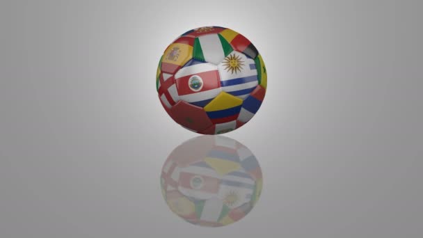 Футбольный Мяч Флагами Участвующими Чемпионате Мира Вращается Отражающей Поверхности Рендеринг — стоковое видео