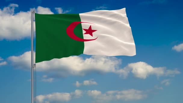Флаг Алжира на фоне облаков, плавающих на голубом небе — стоковое видео