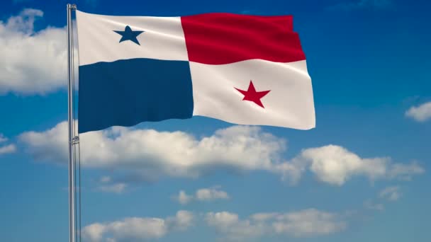 Флаг Панамы на фоне облаков, плавающих на голубом небе — стоковое видео