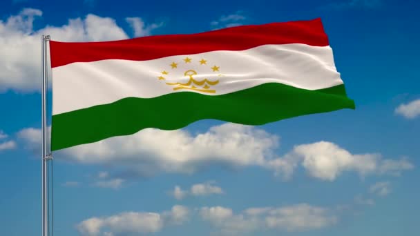Флаг Таджикистана на фоне облаков, плавающих на голубом небе — стоковое видео