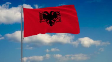 Mavi gökyüzünde yüzen bulutlar çerçevede Arnavutluk bayrağı