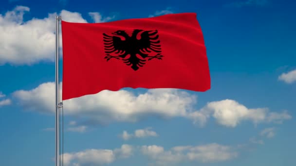 Bandera de Albania contra el fondo de nubes flotando en el cielo azul — Vídeo de stock