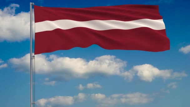 Bandera Letonia Contra Fondo Nubes Flotando Cielo Azul — Vídeo de stock