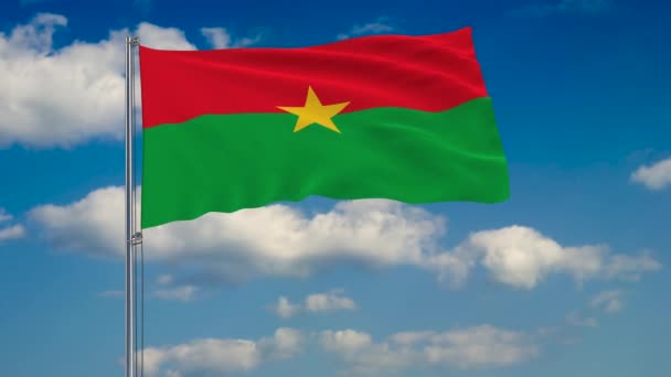 Bandera Burkina Faso Sobre Fondo Nubes Flotando Sobre Cielo Azul — Vídeo de stock