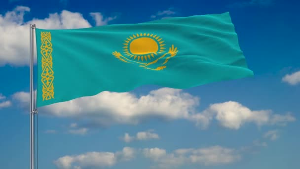 Bendera Kazakhstan Terhadap Latar Belakang Awan Yang Mengambang Langit Biru — Stok Video