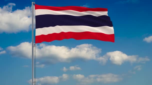 Флаг Таиланда Фоне Облаков Плавающих Голубом Небе — стоковое видео