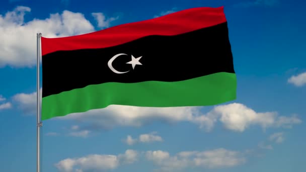 Flagga av Libyen mot bakgrund av moln som flyter på den blå himlen — Stockvideo