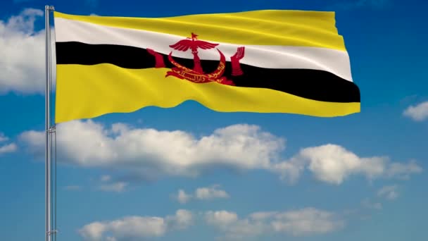 Флаг Брунея Даруссалама на фоне облаков, плавающих на голубом небе — стоковое видео