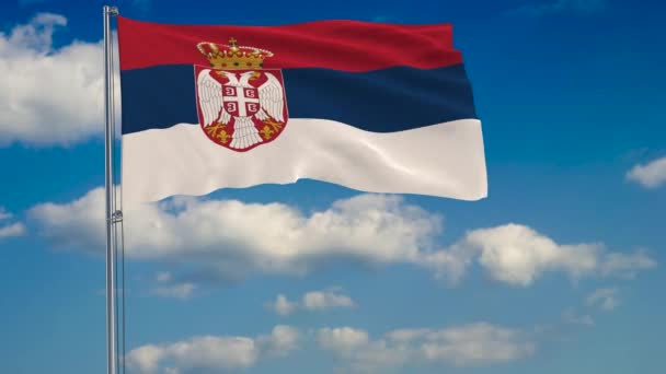 Флаг Сербии на фоне облаков, плавающих на голубом небе — стоковое видео