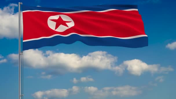 Nordkoreas flag på baggrund af skyer flyder på den blå himmel – Stock-video