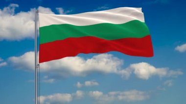 Bulgaristan bayrağı mavi gökyüzü üzerinde yüzen bulutlar çerçevede