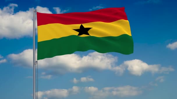 Bandera de Ghana contra el fondo de nubes flotando en el cielo azul — Vídeo de stock