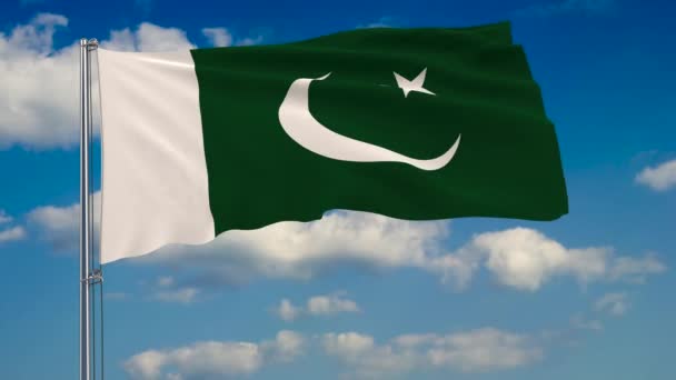 Flaga Pakistanu na tle chmury unoszące się na błękitne niebo — Wideo stockowe