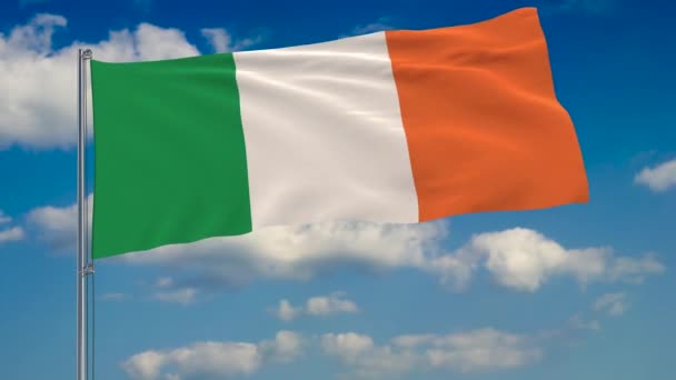 Flaga Irlandii na tle chmury unoszące się na błękitne niebo — Wideo stockowe