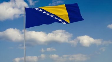 Bosna-Hersek bayrağı mavi gökyüzü üzerinde yüzen bulutlar çerçevede