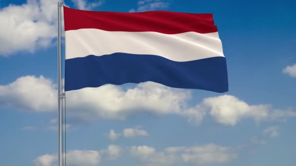 Флаг Нидерландов на фоне облаков, плавающих на голубом небе — стоковое видео