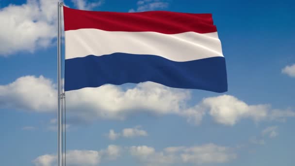 Flagge der Niederlande vor dem Hintergrund der Wolken, die am blauen Himmel schweben — Stockvideo