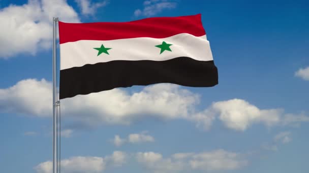 Σημαία της Συρίας στο πλαίσιο των νεφών που επιπλέουν στο μπλε ουρανό — Αρχείο Βίντεο