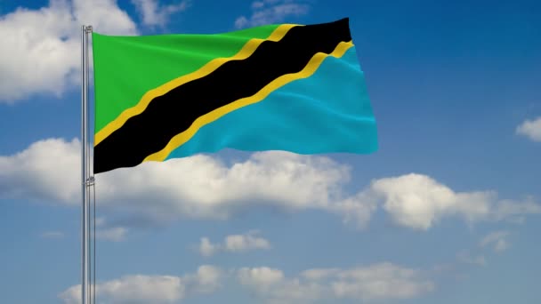 Bandera de Tanzania contra el fondo de nubes flotando en el cielo azul — Vídeos de Stock