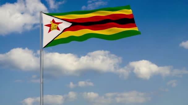 Die Fahne Simbabwes vor dem Hintergrund der Wolken, die am blauen Himmel schweben — Stockvideo