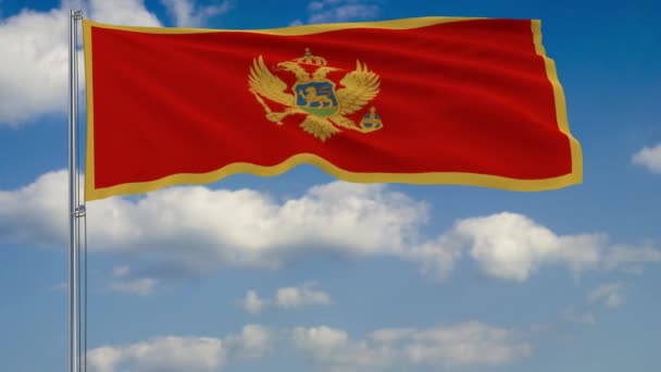 Флаг Черногории на фоне облаков, плавающих на голубом небе — стоковое видео