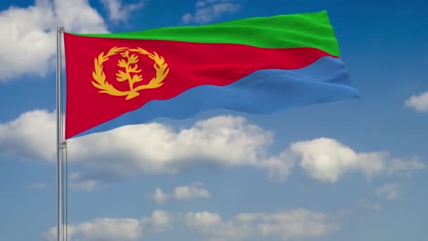 Eritrea flagga mot bakgrund av moln som flyter på den blå himlen — Stockvideo