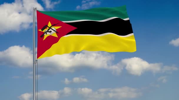 Vlag Van Mozambique Tegen Achtergrond Van Wolken Drijvend Blauwe Hemel — Stockvideo