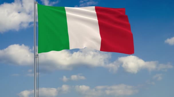 Флаг Италии на фоне облаков — стоковое видео