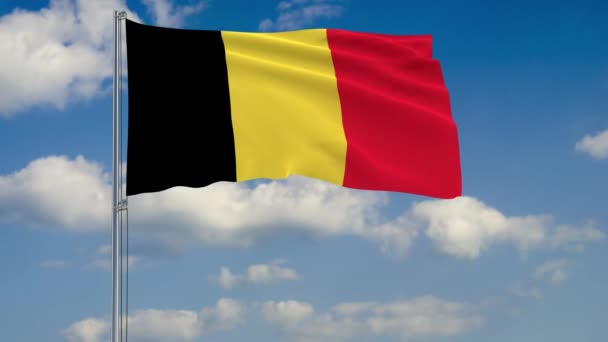 Bandera de Bélgica contra el fondo de las nubes — Vídeo de stock