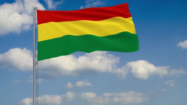 Флаг Боливии на фоне облаков неба — стоковое видео