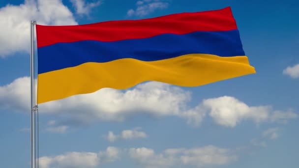 Flagge von Armenien vor dem Hintergrund des Wolkenhimmels — Stockvideo