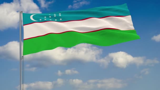 Bandera de Uzbekistán contra nubes de fondo cielo — Vídeo de stock