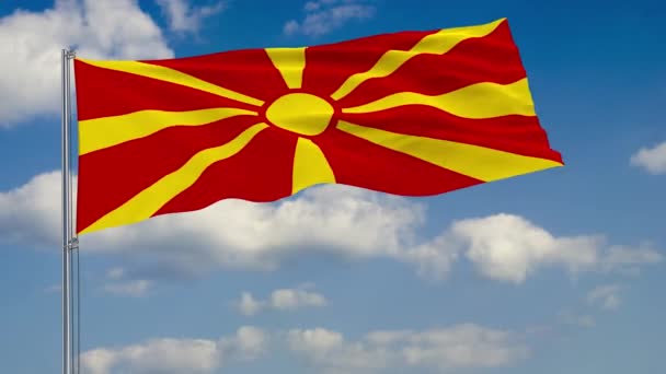 Flagga av Makedonien mot bakgrund av moln himlen — Stockvideo