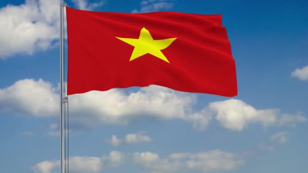 Bandera de Vietnam contra fondo de nubes cielo — Vídeo de stock