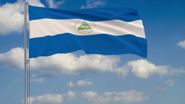 Vlag Van Nicaragua Tegen Achtergrond Van Wolken Drijvend Blauwe Hemel — Stockvideo