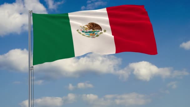 Bandera de México contra fondo de nubes cielo — Vídeo de stock