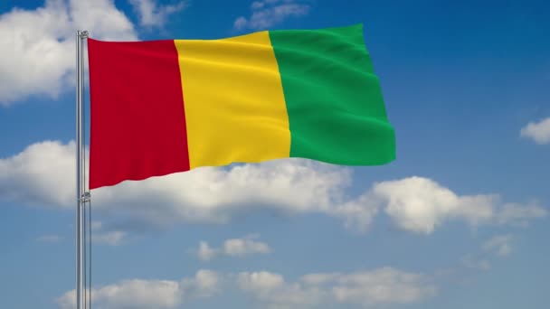 Guineas flagga mot bakgrund av moln himlen — Stockvideo